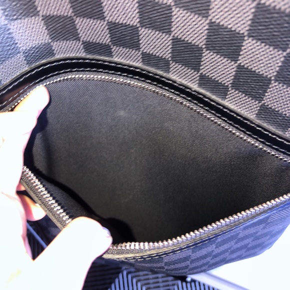 Louis Vuitton - Picture 13 of 14